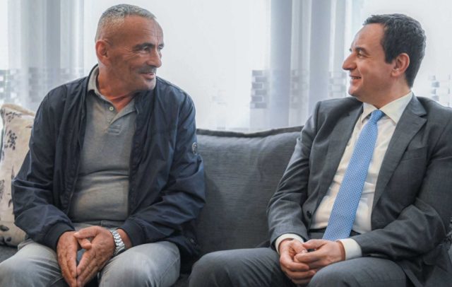 Premijer Kosova Aljbin Kurti u poseti oslobođenim policajcima (Foto Fejsbuk Aljbin Kurti)