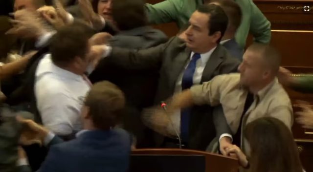 tuca u kosovskoj skupstini, foto VOA