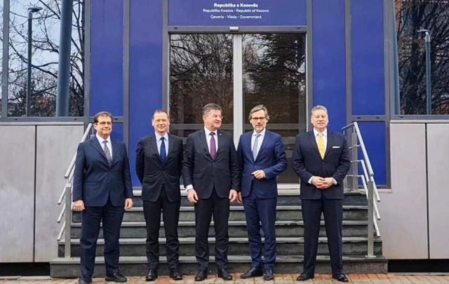 Predstavnici EU i SAD-a Miroslav Lajčak i Gabriel Eskobar u društvu izaslanika Nemačke, Francuske i Italije Jensa Plotnera, Emanuela Bonea i Marija Taloa ispred kosovske vlade (Foto Kim arhiva)