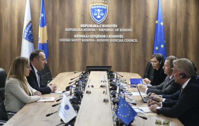 Ambasador EU na Kosovu Tomaš Sunjog na sastanku sa predsedavajućim Sudskog saveta Kosova Albertom Zogajem (Foto Kancelarija EU na Kosovu)
