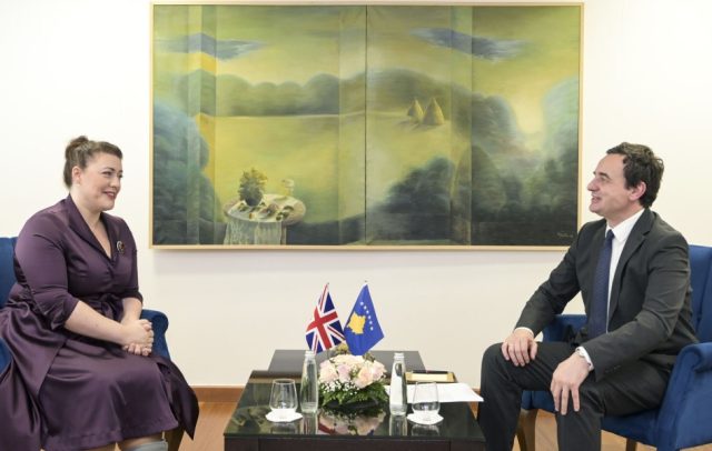 Poslanica i predsednica Odbora za spoljne poslove u Skupštini Ujedinjenog Kraljevstva Ališa Kerns i premijer Kosova Aljbin Kurti (Foto Kabinet premijera)
