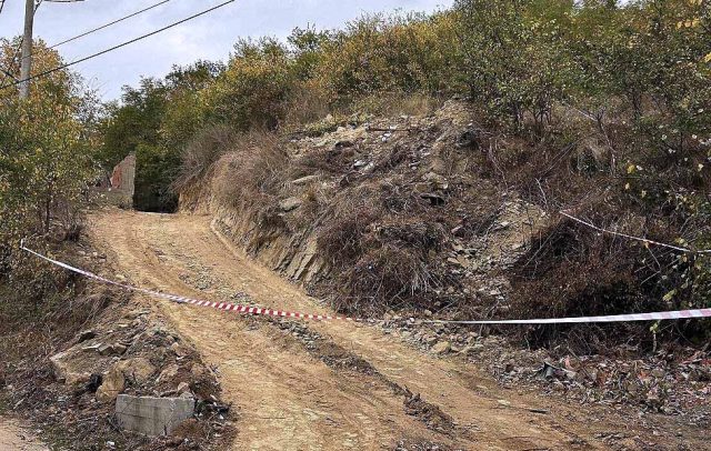 Prokopani put kroz pravoslavno groblje (Foto Kim)