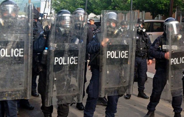 Pripadnici specijalnih jedinica Policije Kosova isped opštine u Zvečanu, ponedeljak 29. maj 2023. (Foto Dragana Zečević)