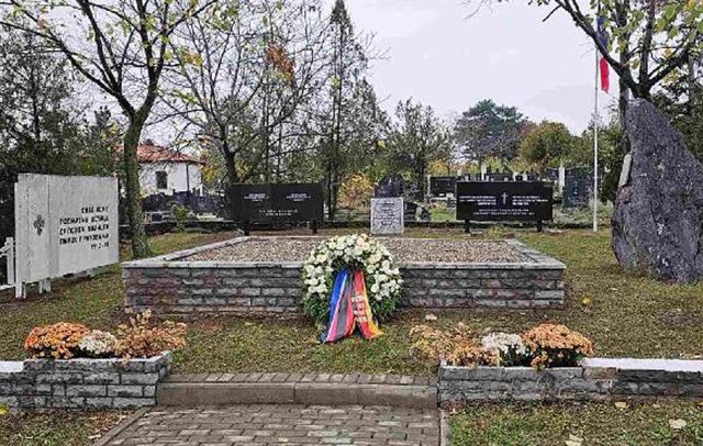 16998130288328_spomenik_pristina_371x620