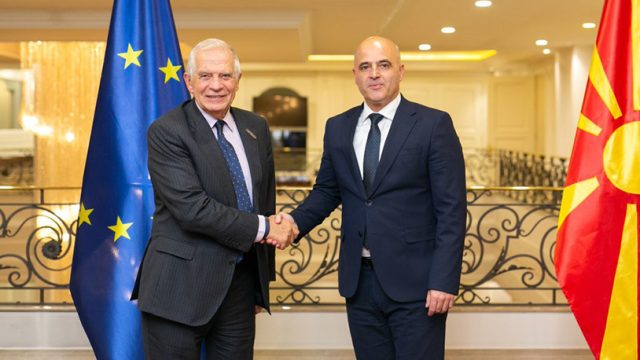Visoki predstavnik EU za spoljnu politiku Žozep Borel i premijer Severne Makedonije Dimitar Kovačevski (Foto X@JosepBorrellF)