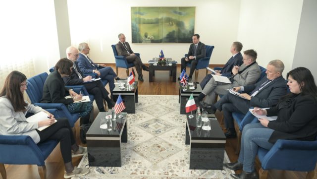 Premijer Kosova Aljbin Kurti na sastanku sa ambasadorima Kvinte na Kosovu i šefom Kancelarije EU na Kosovu (Foto Kabinet premijera Kosova)