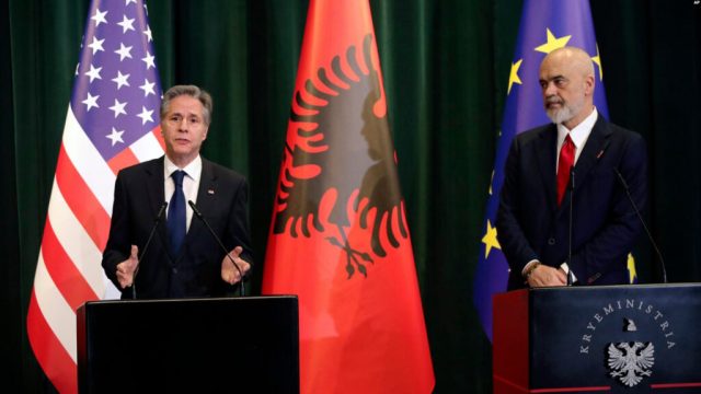 Entoni Blinken i Edi Rama na pres-konferenciji u Tirani, Albanija, 15. februara 2024. (Foto AP)