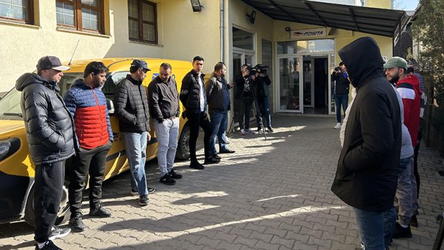 Okupljanje Roma ispred Pošte u Gračanici (Foto Kim)