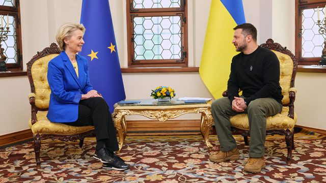 Ukrajinski predsednik Volodimir Zelenski razgovara sa predsednicom Evropske komisije Ursulom fon der Lajen (Foto Christophe Licoppe/Evropska komisija/dpa)