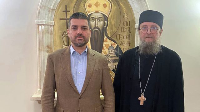Zamenik kosovskog ombudsmana Srđan Sentić i iguman Visokih Dećana otac Sava (Foto Fejsbuk@Srdjan Sentic)