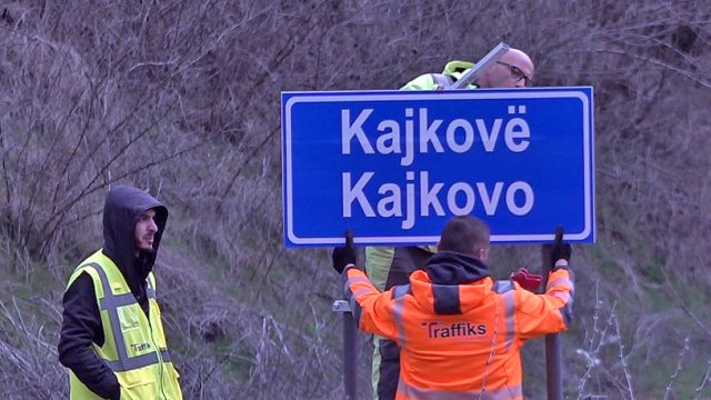 Postavljanje novih saobraćajnih putokaza na severu (Foto print.scr)