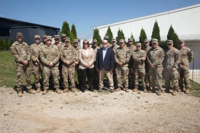 Ambasador SAD Džefri Hovenijer i vojnici KFOR-a (Foto KFOR)