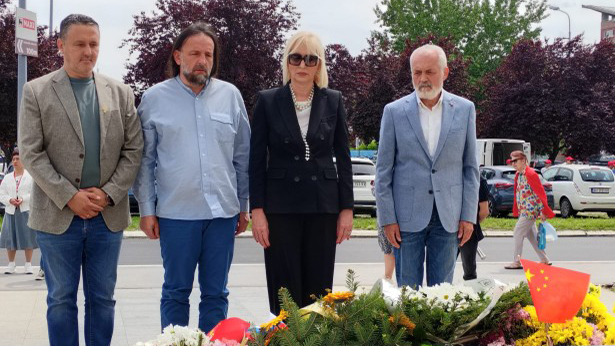 Položen venac ispred Ambasade Kine (Foto UNS, K.K.N.)