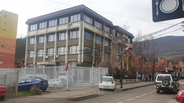 Zgrada PO u Leposaviću i Trezor NBS (Foto arhiva KoSSev)