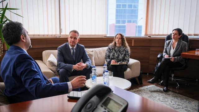 Predstavnici EU posmatračke misiije sa Krešnikom Radonjićijem (Foto Fejsbuk EU,EOM)