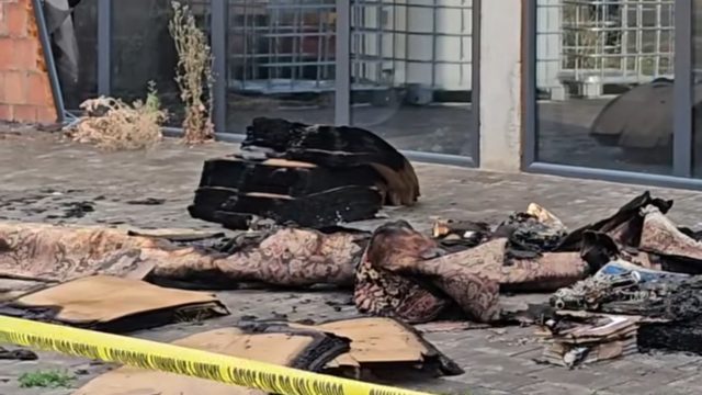 Zapaljen objekat u vlasništu kandidata Srpske liste za gradnačelnika Zubinog Potoka (Foto printskrin Zubin Potok info)