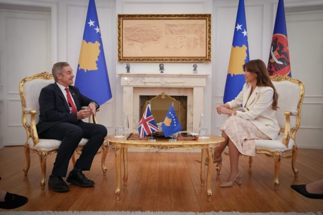 UK ambasador (foto British embassy Pristina Facebook)