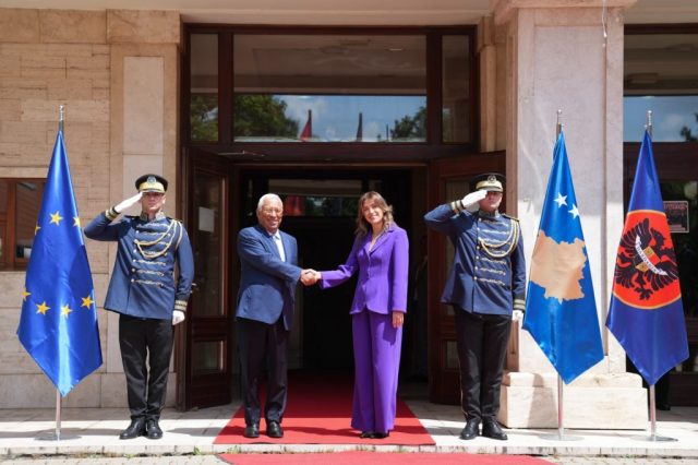 Vršiteljka dužnosti predsednice Kosova Aljbuljena Hadžiju sa predsednikom Evropskog saveta Antoniom Koštom (Foto President-ks)