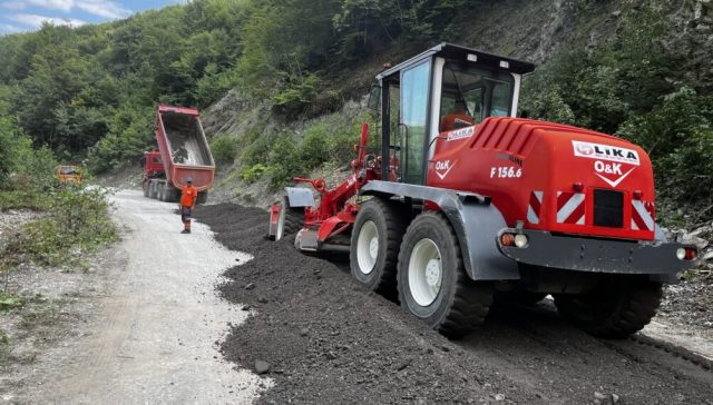 FOTO Eparhija kamioni u zaštićenoj zoni Visokih Dečana