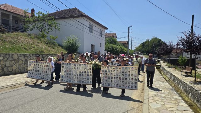Parastos za kidnapovane i ubijene Srbe u Velikoj Hoči (foto Radio Gorazdevac)