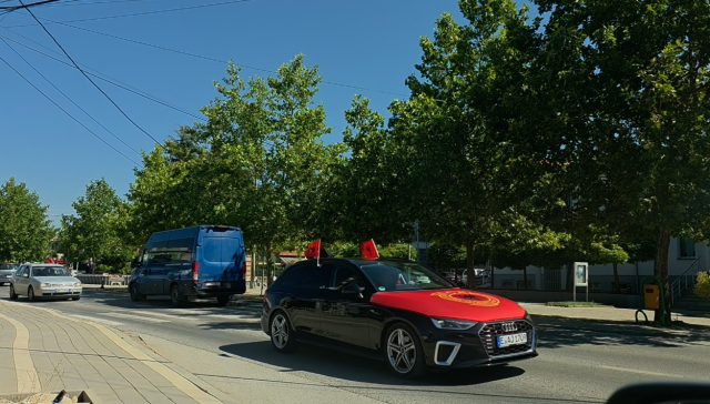 Svadba sa simbolima UČK kroz Gračanicu (Foto Kim)
