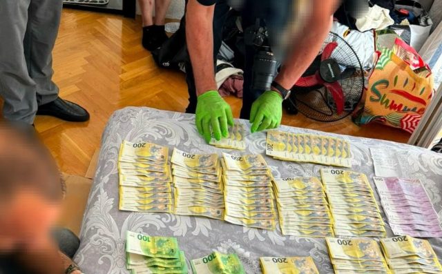 Pritvor od 48 sati osumnjičenom za špijunažu U stanu pronađeno 39.500 evra (Foto - Specijalno tužilaštvo Kosova)