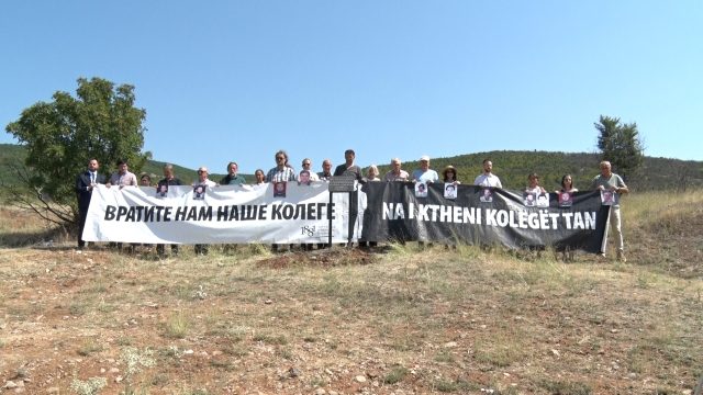 Spomen ploča otetim novinarima - Foto - Medija centar