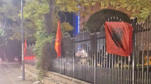 Zastave OVK i Albanije na crkvenom dvorištu u Lipljanu (Foto Kancelarija za KiM)