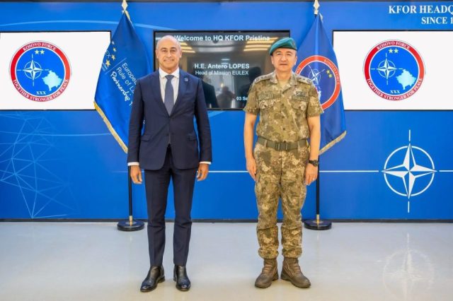 Komandant KFOR-a, Ozkan Ulutaš sa šefom EULEX-a Anterom Lopesom (Foto KFOR)