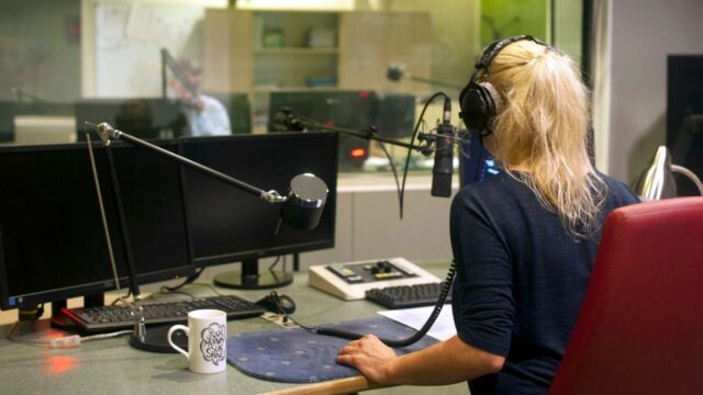 Asocijacija novinara Kosova upozorila na moguće posledice licenciranja radio-stanice kojom upravlja Kosovska policija, ilustracija (Foto AndrzejRembowski/Pixabay)