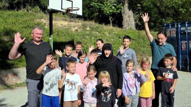 Deca iz sela Banje sa igumanijom Irinom i svojim nastavnicima (Foto privatna arhiva, ustupljena forografija)